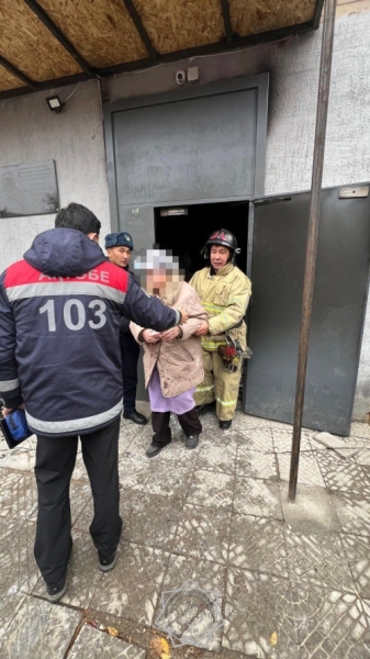 Детская коляска загорелась в подъезде многоэтажного дома
                                                            