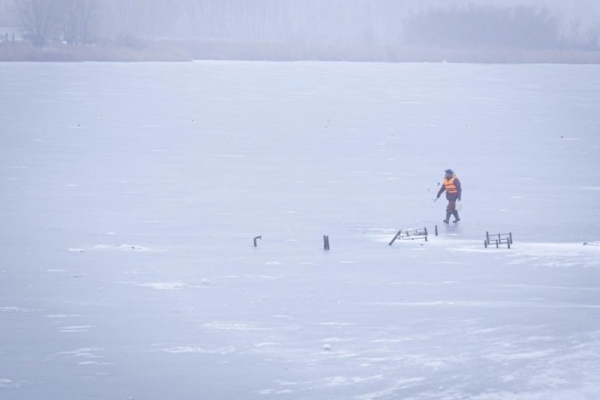 «Лед не такой крепкий, как вам кажется» – костанайцы уже вышли на зимнюю рыбалку