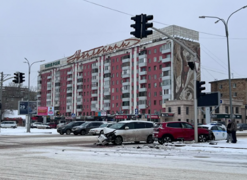 В центре Караганды две иномарки столкнулись лоб в лоб