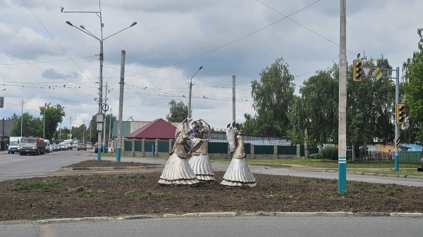 В Усть-Каменогорске демонтированным скульптурам танцующих девушек нашли применение