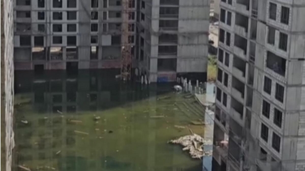 Недостроенный ЖК затопило в Астане: возбуждено уголовное дело