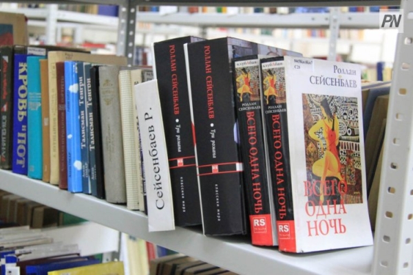 В Павлодаре заработала уличная библиотека