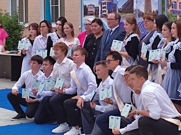 Аким Усть-Каменогорска вручил аттестаты выпускникам школы