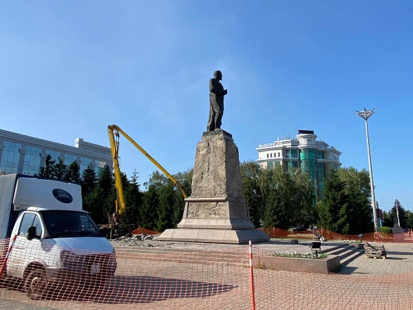 Өскеменде Абай ескерткіші 180 жылдық мерейтойға орай жаңартылуда